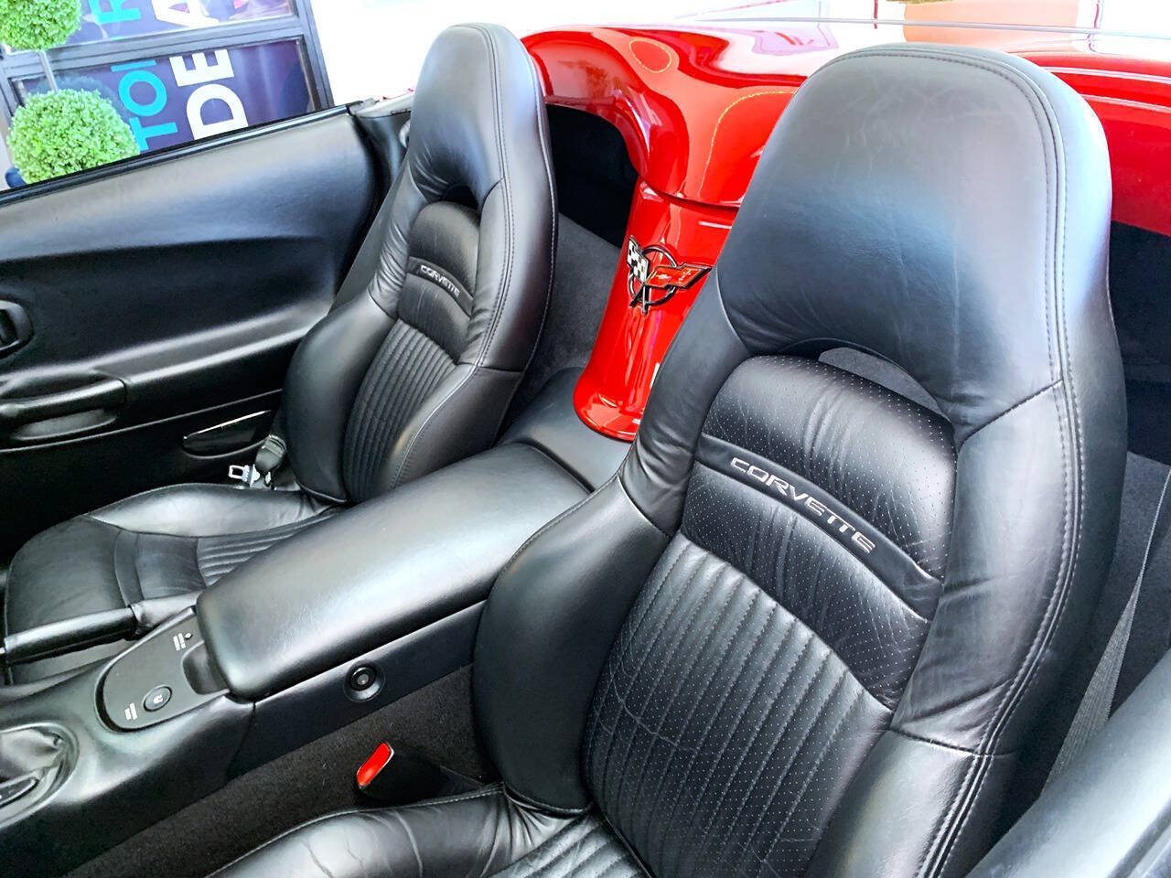 Used 2004 Chevrolet Corvette Convertible w/ Preferred Equipment Group RWD image 11