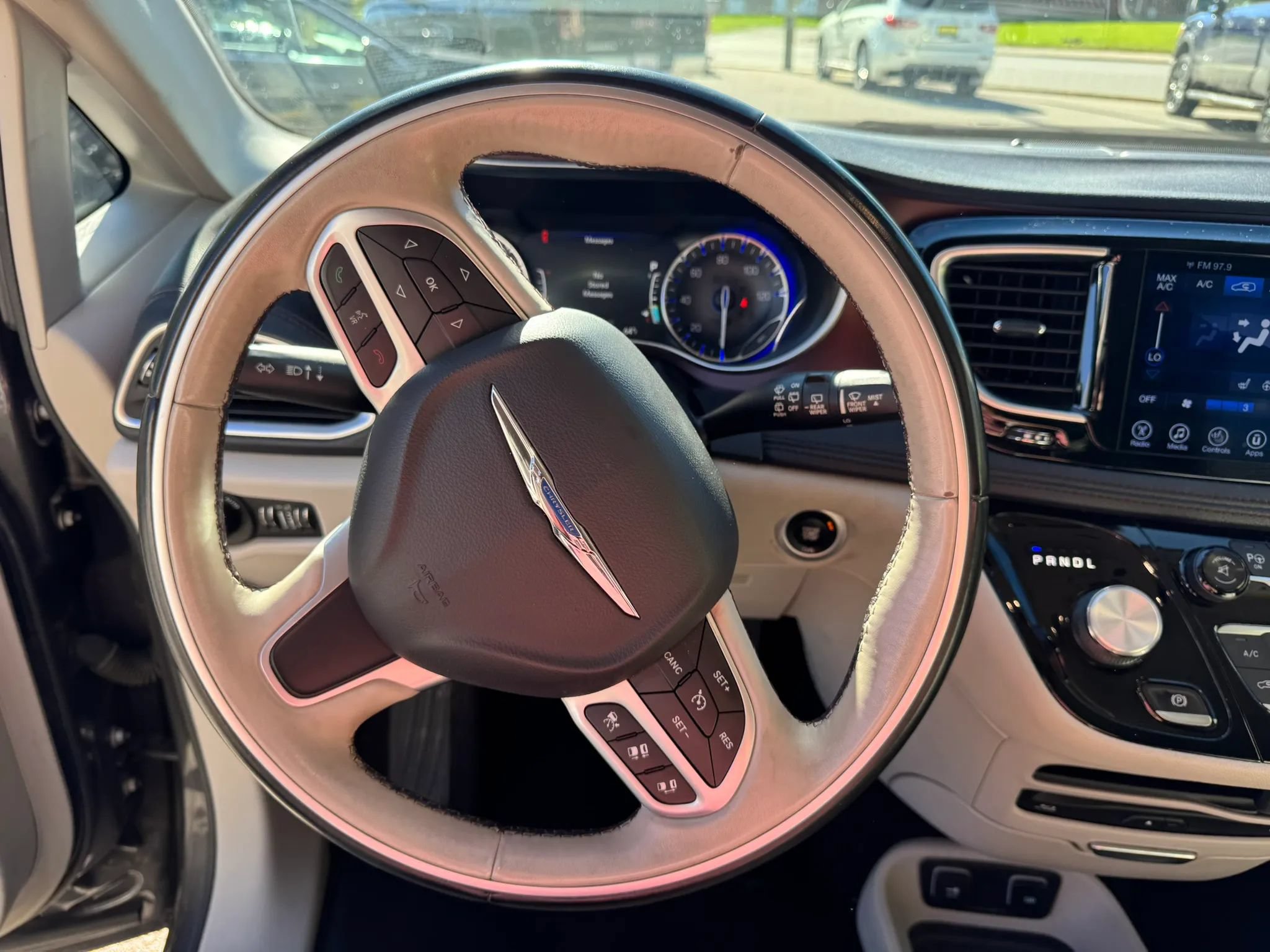 Used 2017 Chrysler Pacifica Limited FWD image 16