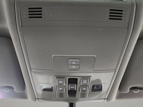 Used 2019 Volkswagen Tiguan SE w/ Panoramic Sunroof Package image 14