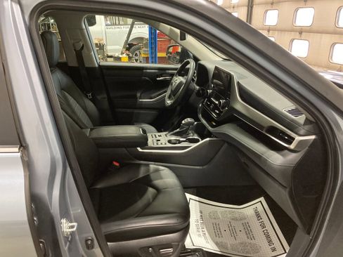 Used 2024 Toyota Highlander XLE image 4