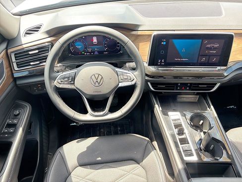 Used 2025 Volkswagen Atlas SE FWD image 21