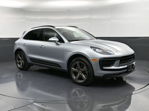 Certified 2022 Porsche Macan image 10