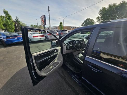 Used 2017 Dodge Grand Caravan SXT FWD image 18