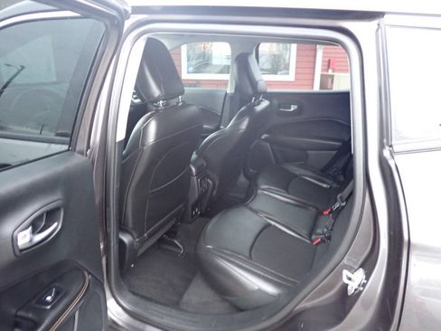 Used 2019 Jeep Compass Latitude w/ Popular Equipment Group AWD/4WD image 8