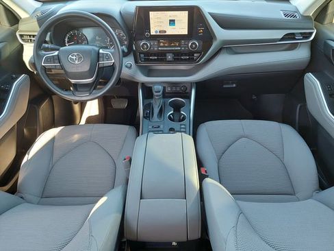 Used 2023 Toyota Highlander L image 3