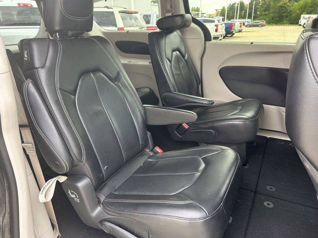 Used 2022 Chrysler Pacifica Touring-L FWD image 4