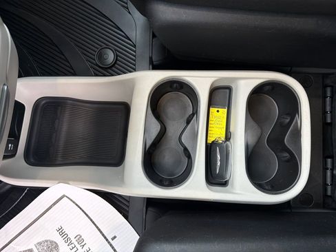 Used 2022 Chrysler Voyager LX image 24