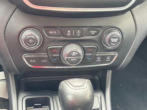 Used 2020 Jeep Cherokee Latitude Plus w/ Comfort/Convenience Group FWD image 15