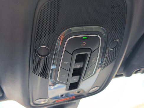 Used 2025 Bentley Bentayga AWD/4WD image 33