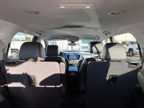 Used 2023 GMC Acadia SLT image 17
