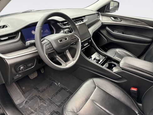 Used 2023 Jeep Grand Cherokee Limited w/ Black Appearance Package image 10