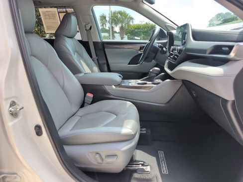 Used 2023 Toyota Highlander Limited FWD image 34