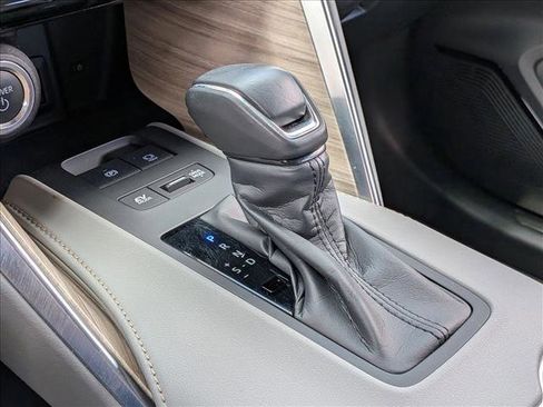 Used 2024 Toyota Venza Limited AWD/4WD image 12