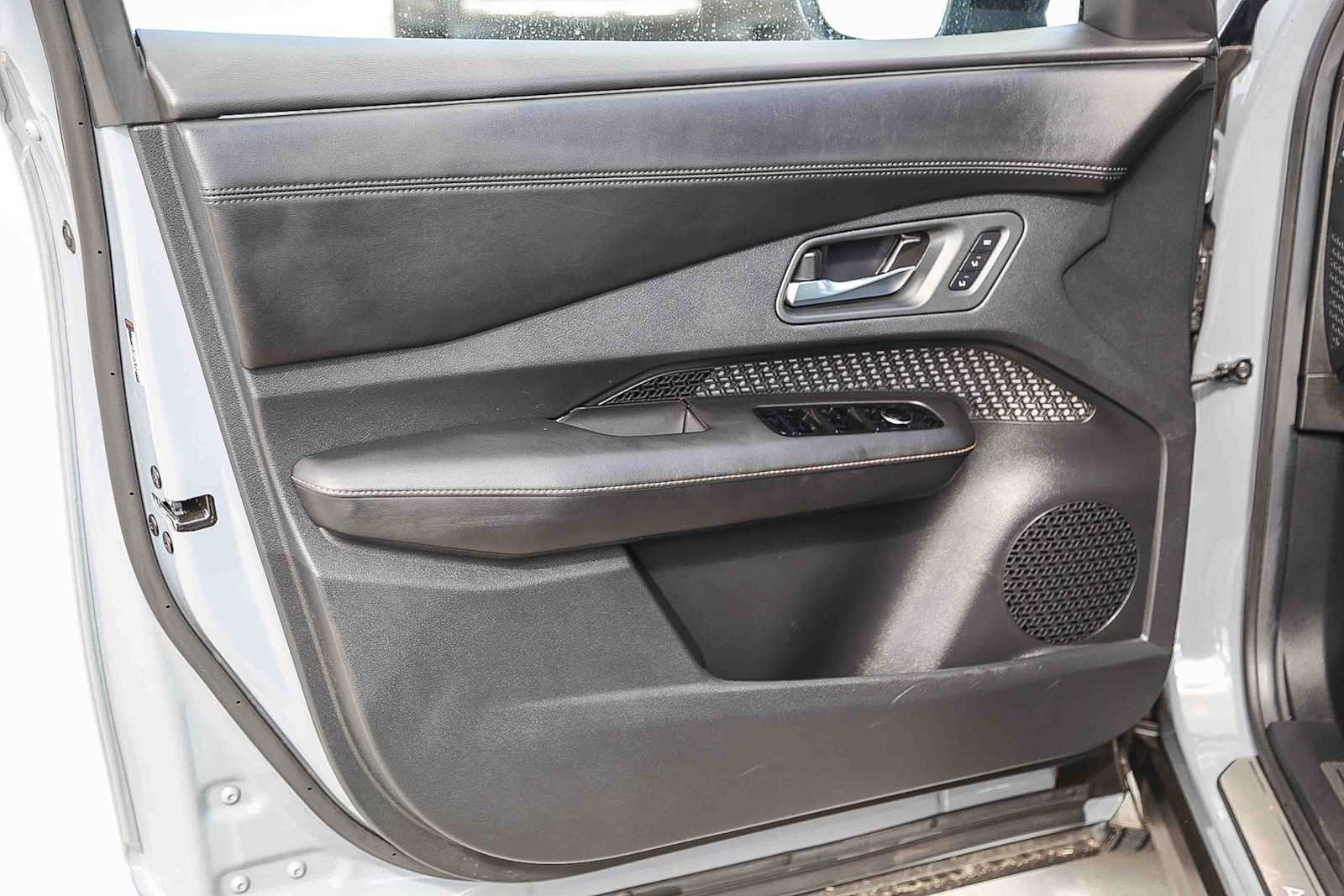 Used 2024 Nissan Ariya AWD image 20
