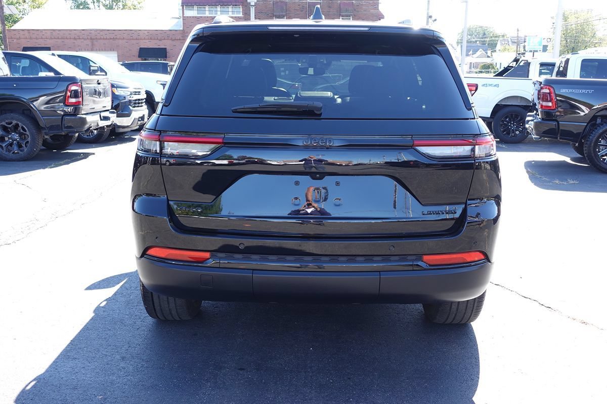 Used 2024 Jeep Grand Cherokee Limited w/ Black Appearance Package AWD/4WD image 9
