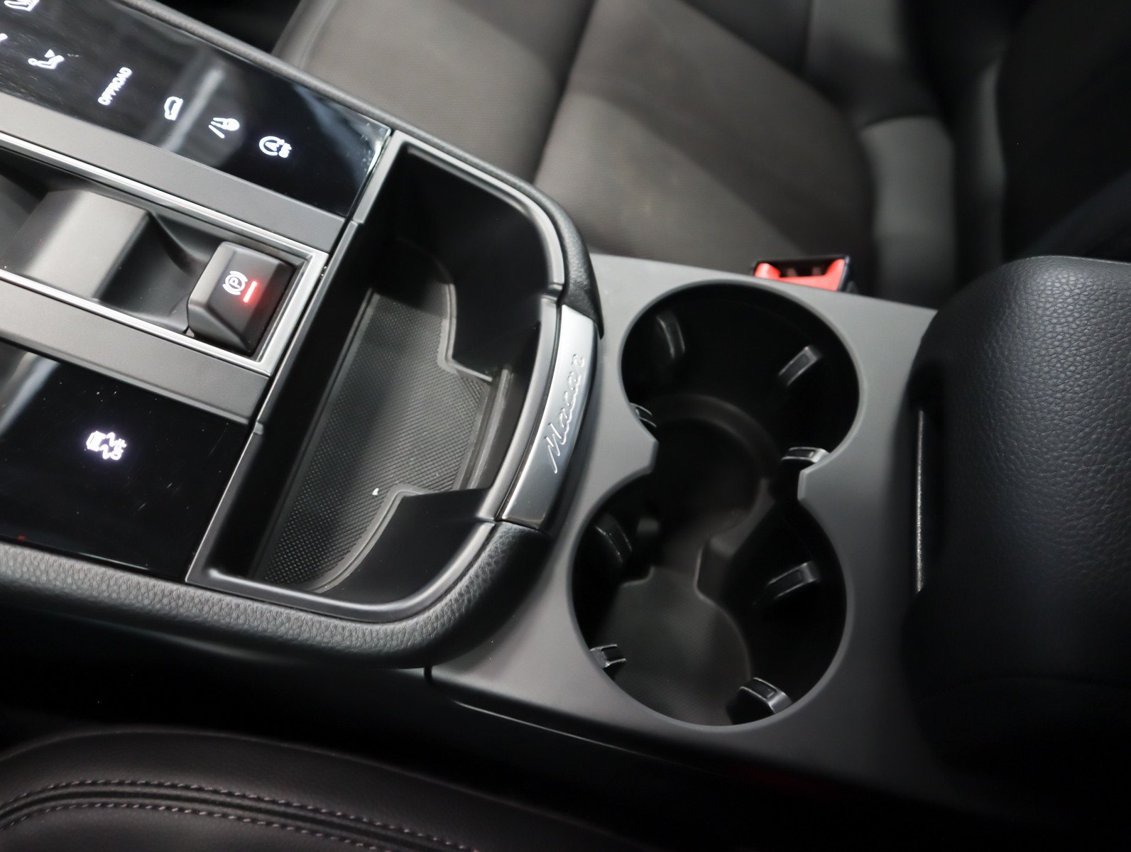 Certified 2024 Porsche Macan AWD/4WD image 18
