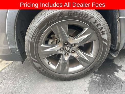 Used 2018 Toyota Highlander Limited Platinum AWD/4WD image 2