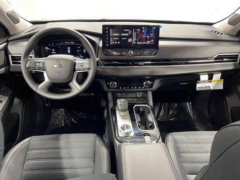 New 2025 Mitsubishi Outlander SE image 10