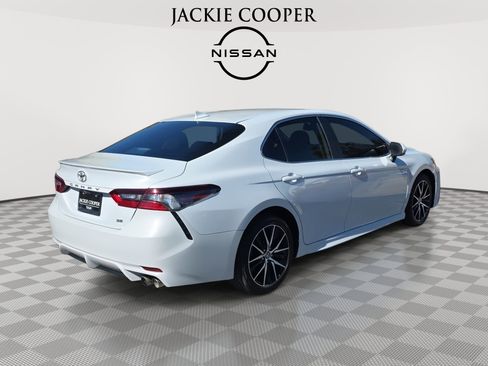Used 2023 Toyota Camry SE image 5