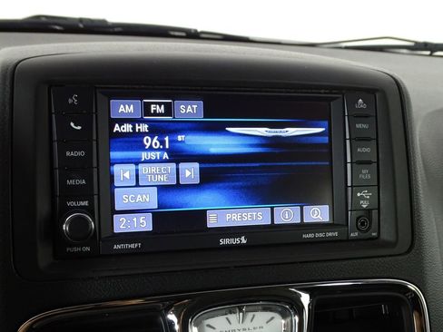 Used 2014 Chrysler Town & Country Touring image 32