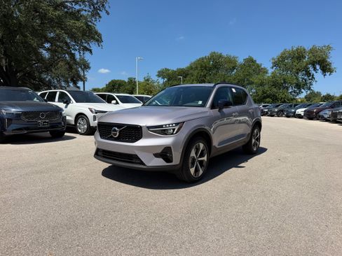 Certified 2026 Volvo XC40 B5 Plus AWD/4WD image 2