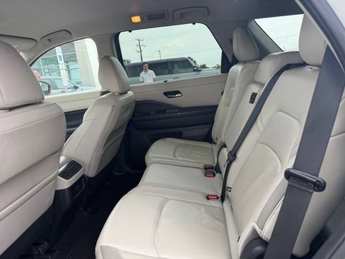 Used 2023 Nissan Pathfinder SL AWD/4WD image 11