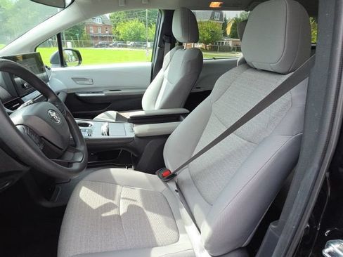 Used 2025 Toyota Sienna LE FWD image 11