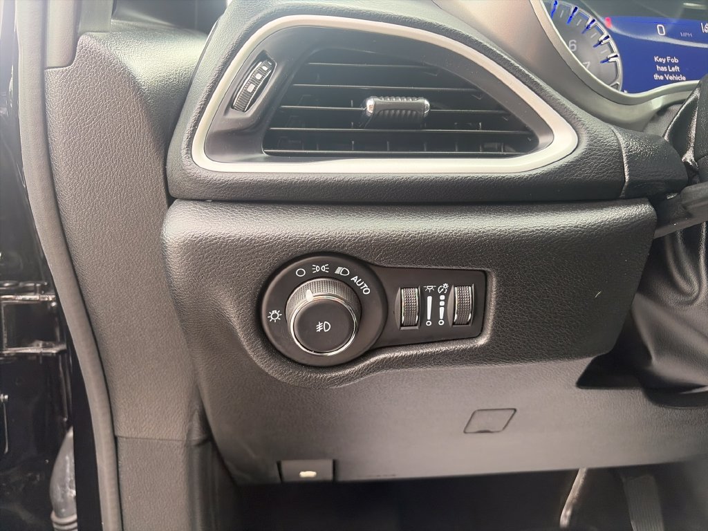 Used 2025 Chrysler Pacifica Select FWD image 31