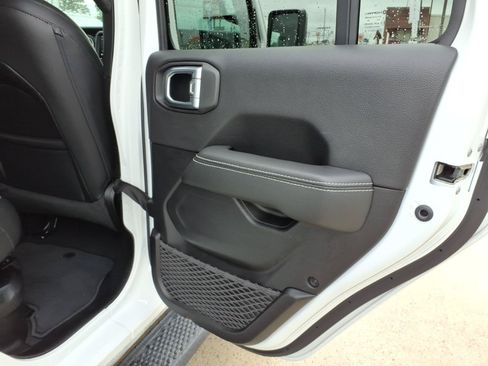 Used 2023 Jeep Wrangler Unlimited Sahara w/ Cold Weather Group AWD/4WD image 10
