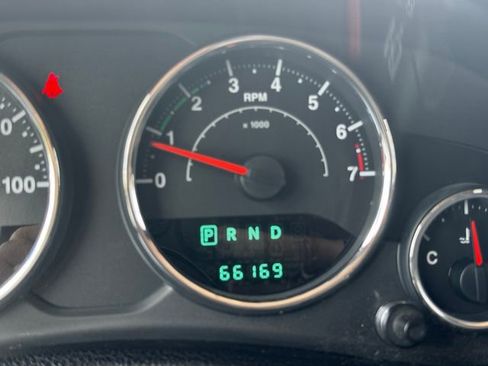 Used 2014 Jeep Wrangler Unlimited Sahara w/ Connectivity Group AWD/4WD image 25