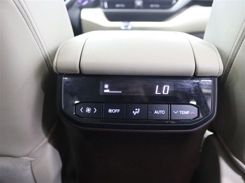 Used 2020 Toyota Highlander XLE AWD/4WD image 22