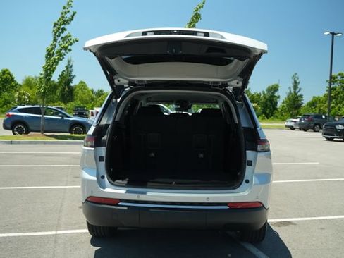 Used 2023 Jeep Grand Cherokee L Limited w/ Luxury Tech Group II AWD/4WD image 17