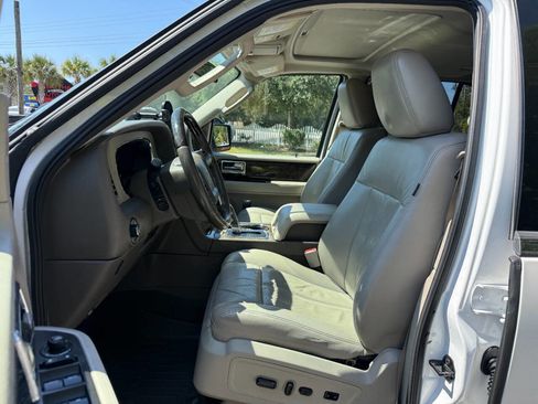 Used 2017 Lincoln Navigator L Select image 9