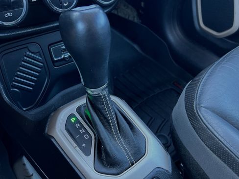 Used 2015 Jeep Renegade Limited image 22