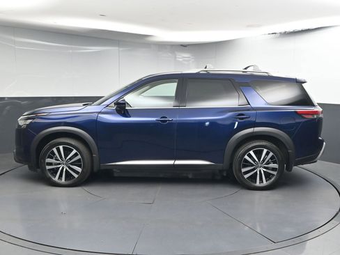 Certified 2025 Nissan Pathfinder Platinum FWD image 4