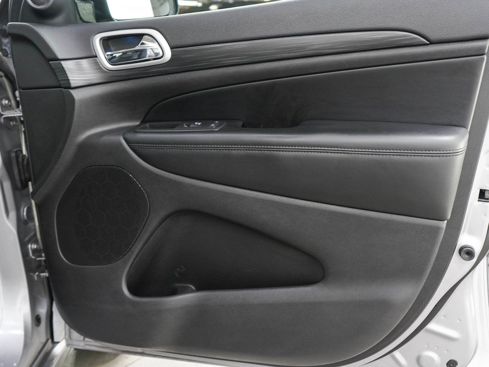 Used 2020 Jeep Grand Cherokee Altitude RWD image 9