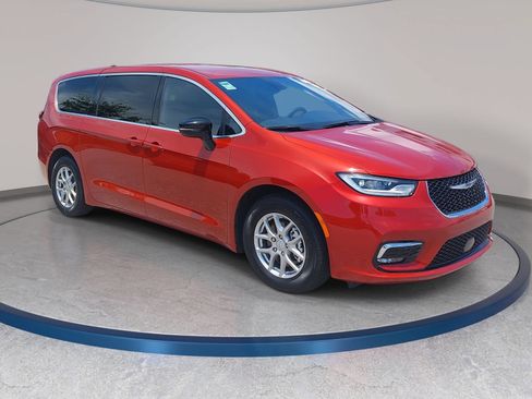 New 2026 Chrysler Pacifica Select FWD image 3