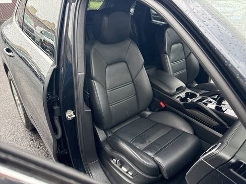 Used 2020 Porsche Cayenne E-Hybrid w/ Premium Plus Package AWD/4WD image 34