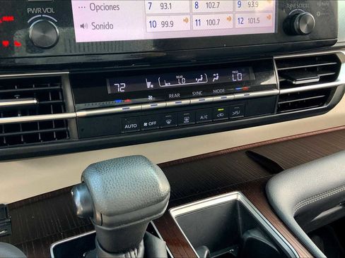 Used 2022 Toyota Sienna LE image 31