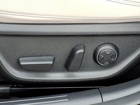 Used 2025 Genesis G70 2.5T AWD/4WD image 12