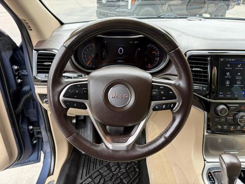 Used 2020 Jeep Grand Cherokee Overland AWD/4WD image 16