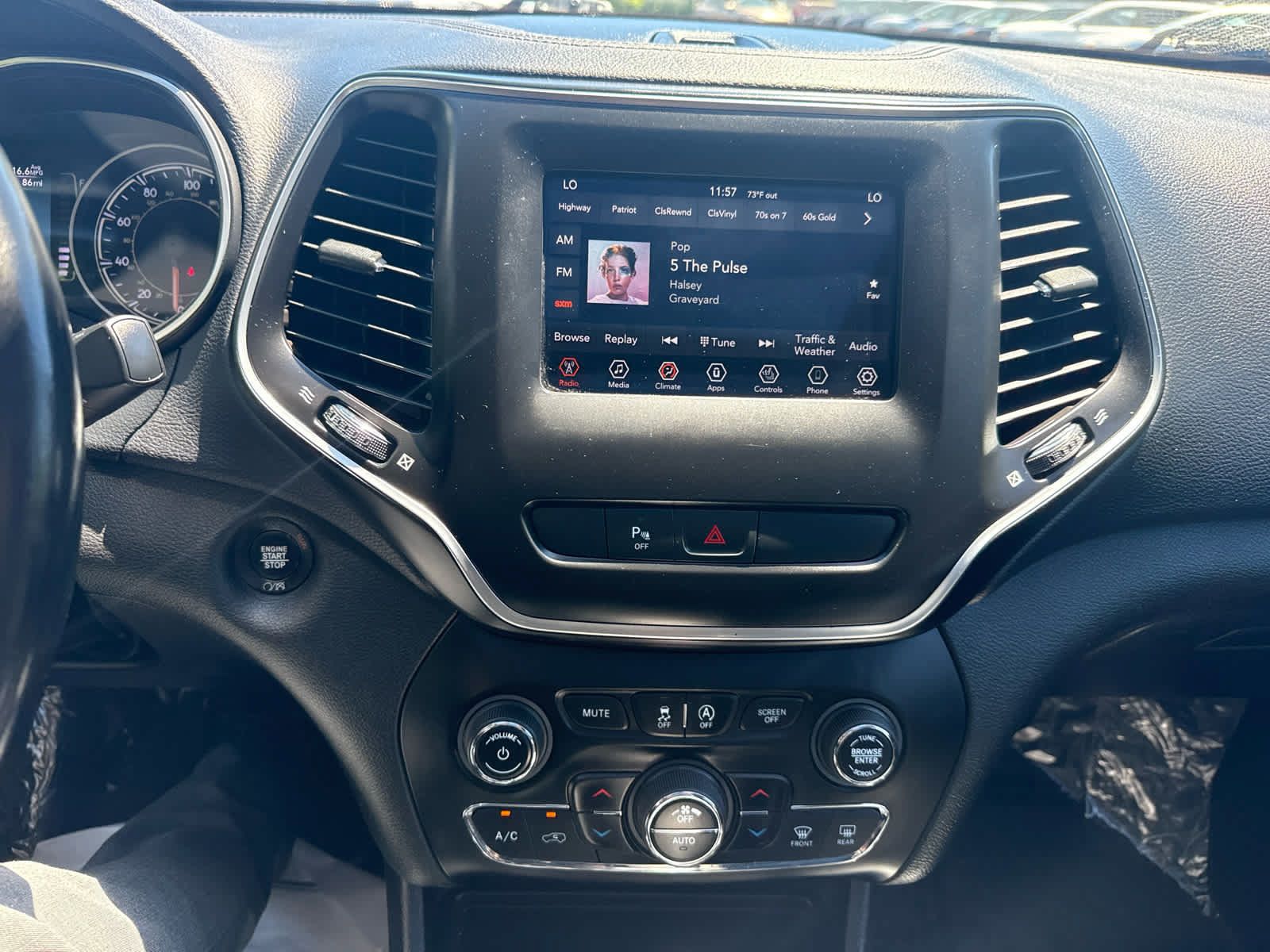 Used 2019 Jeep Cherokee Latitude Plus w/ Comfort/Convenience Group AWD/4WD image 21