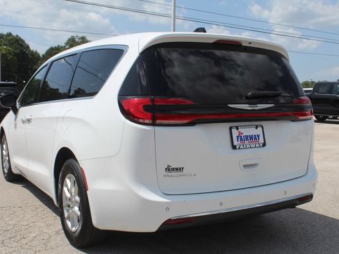 Used 2024 Chrysler Pacifica Touring-L FWD image 9
