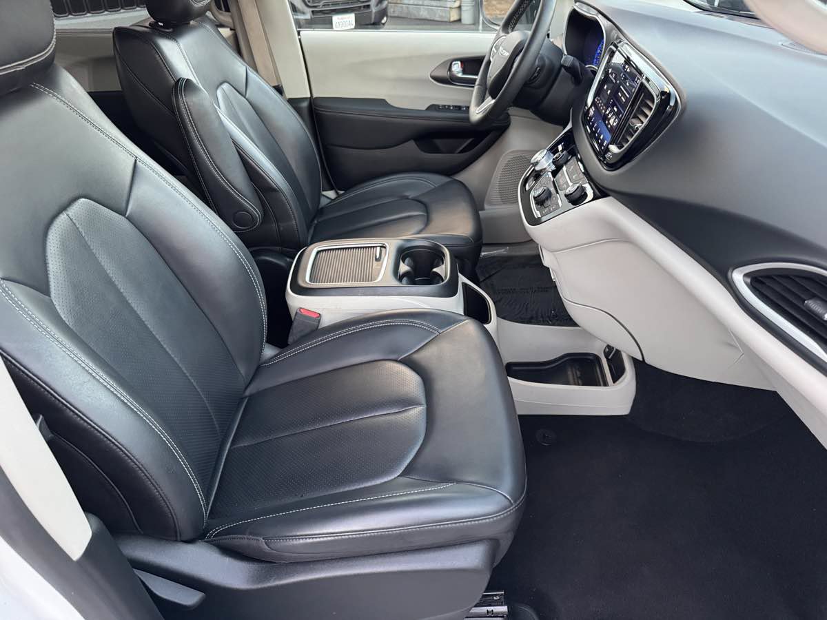 Used 2023 Chrysler Pacifica Touring-L FWD image 16