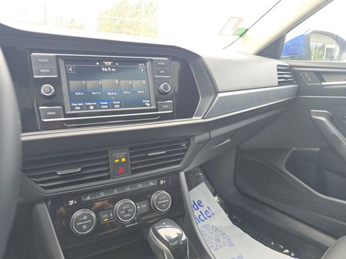 Used 2022 Volkswagen Jetta SE image 24