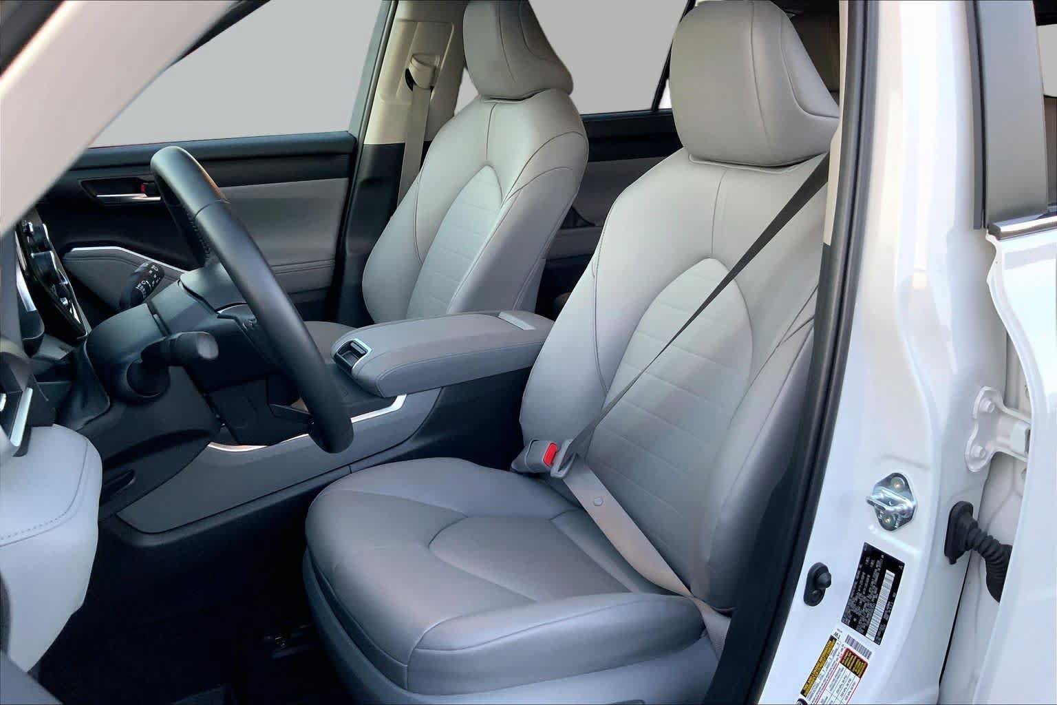 Used 2025 Toyota Highlander XLE AWD/4WD image 7