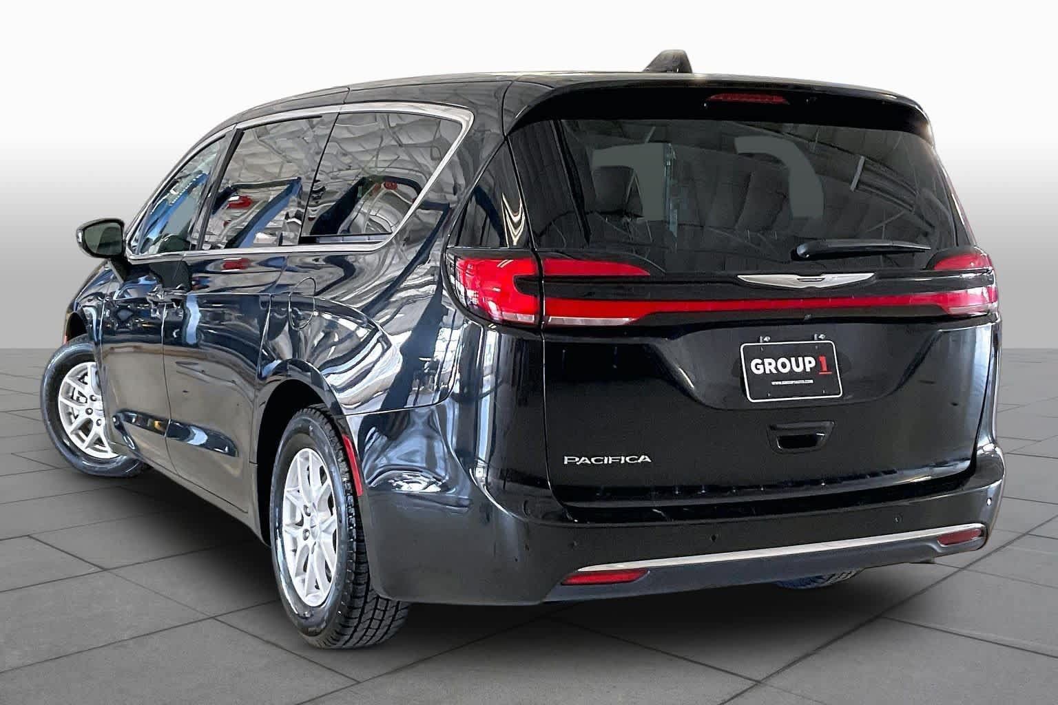 Used 2024 Chrysler Pacifica Touring-L FWD image 11