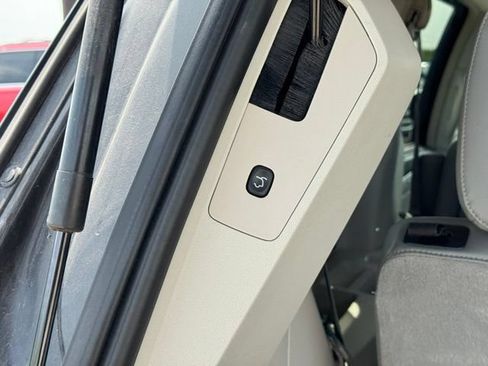 Used 2013 Volkswagen Routan SE FWD image 37