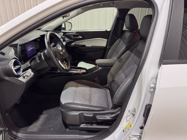 Used 2025 Chevrolet Trax LT w/ LT Convenience Package FWD image 10