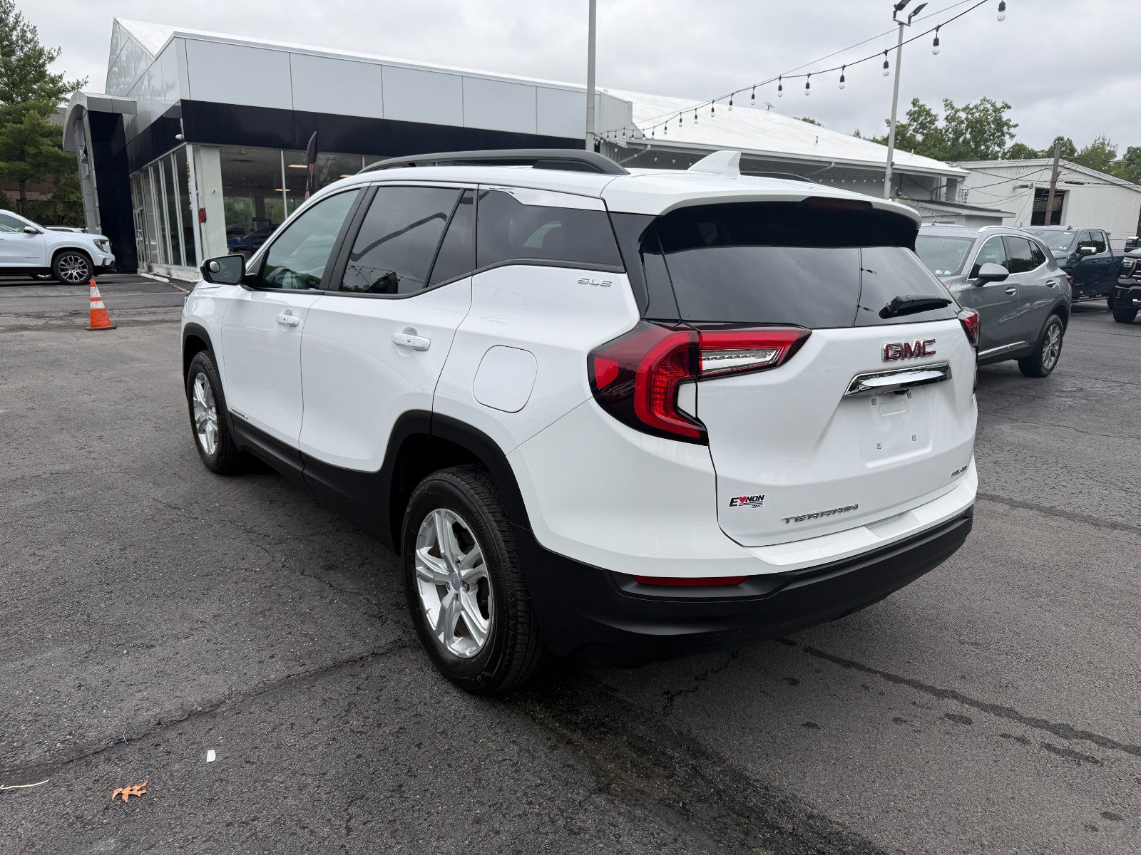 Certified 2024 GMC Terrain SLE w/ Driver Convenience Package AWD/4WD image 3